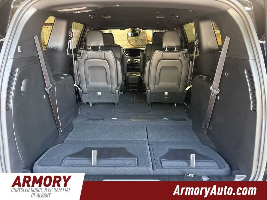 2027 Chrysler Pacifica Select