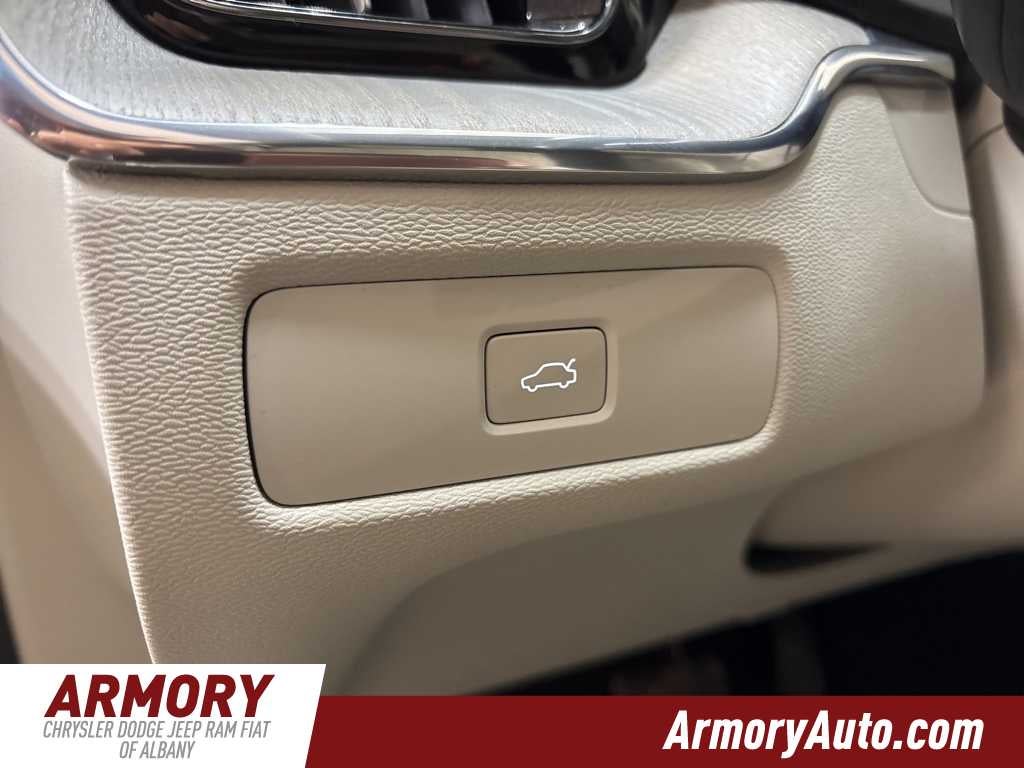 2024 Volvo XC60 Plus Dark Theme