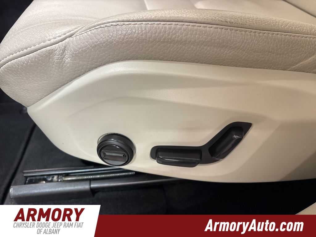 2024 Volvo XC60 Plus Dark Theme