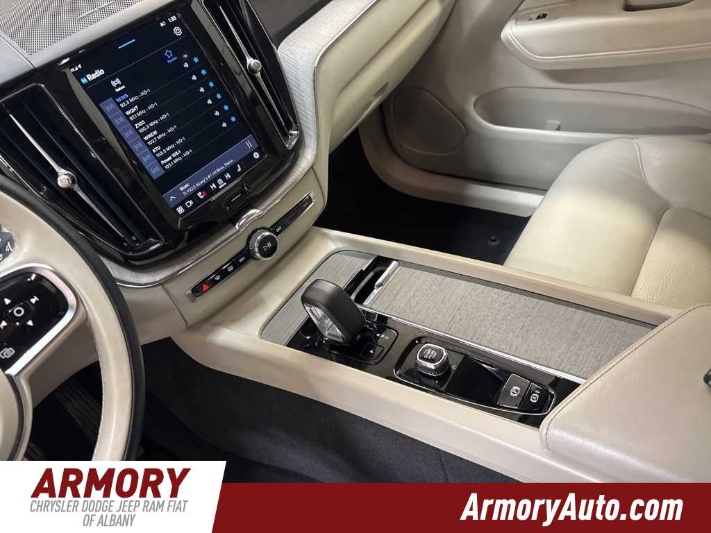 2024 Volvo XC60 Plus Dark Theme