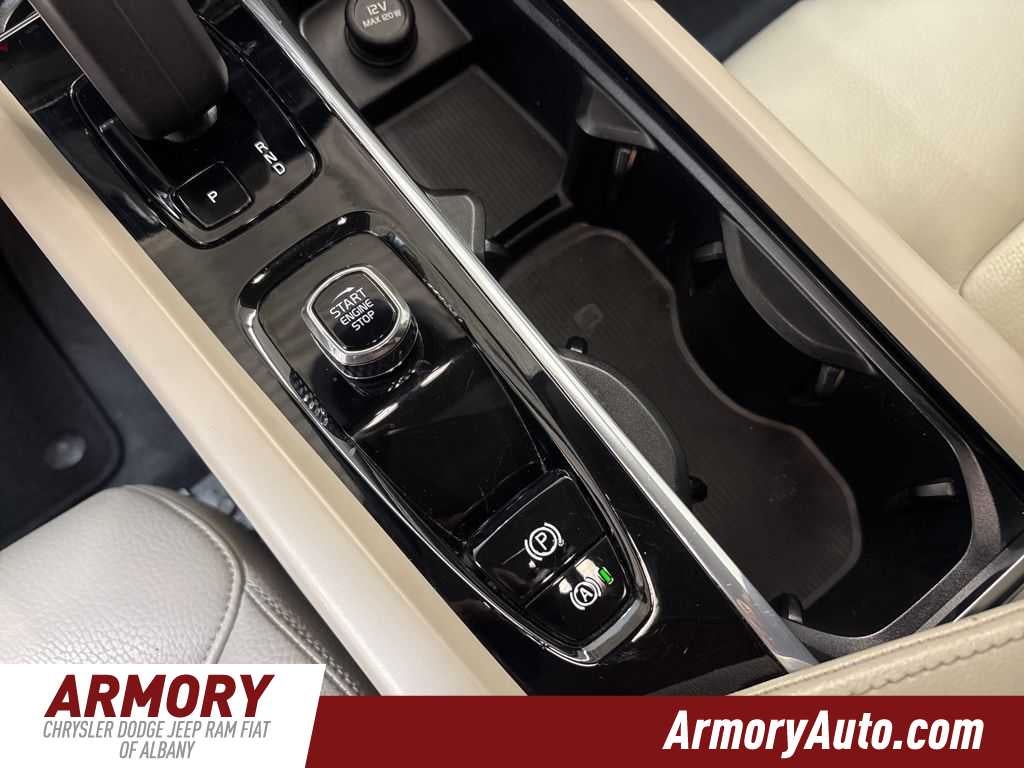 2024 Volvo XC60 Plus Dark Theme