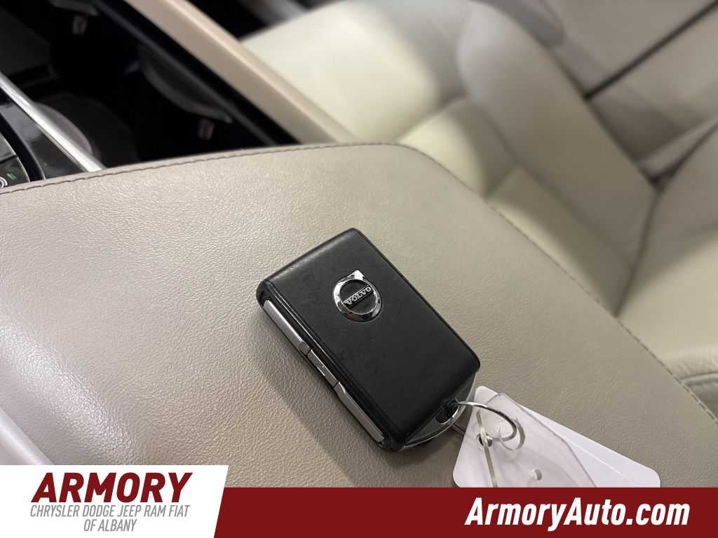 2024 Volvo XC60 Plus Dark Theme