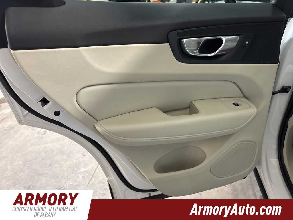 2024 Volvo XC60 Plus Dark Theme