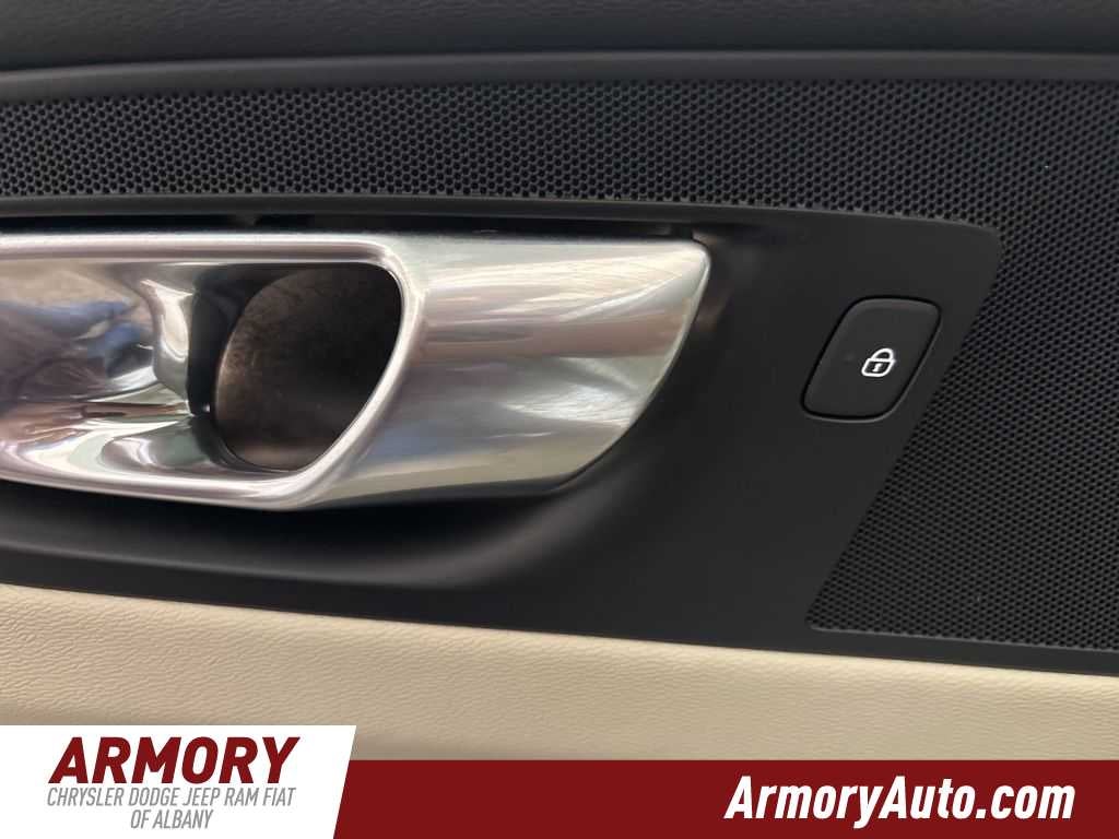 2024 Volvo XC60 Plus Dark Theme