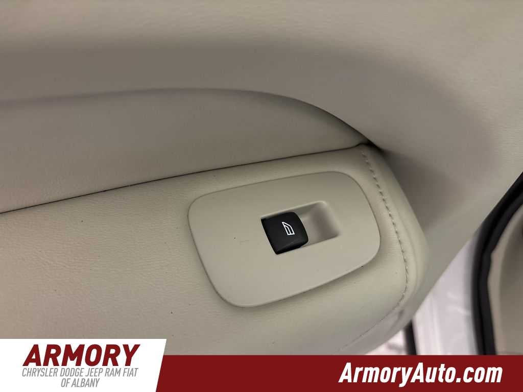 2024 Volvo XC60 Plus Dark Theme