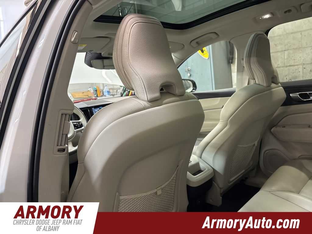 2024 Volvo XC60 Plus Dark Theme