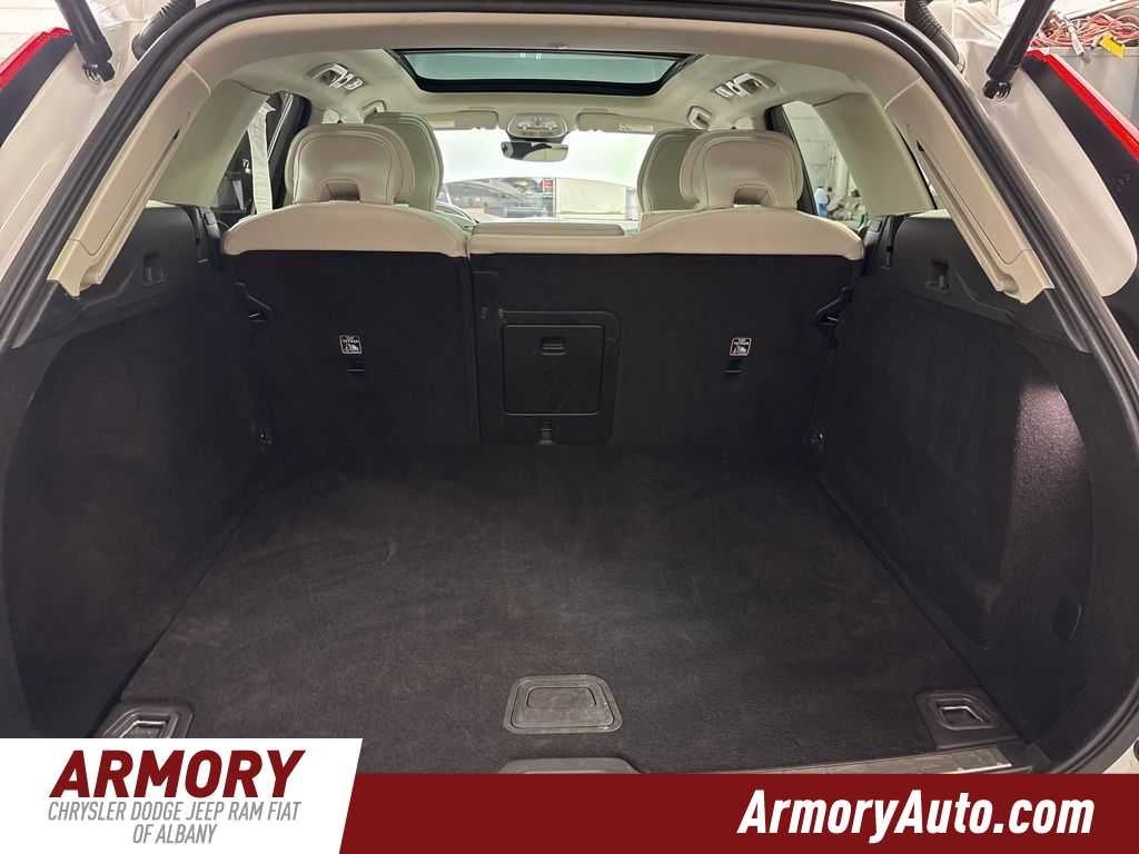 2024 Volvo XC60 Plus Dark Theme