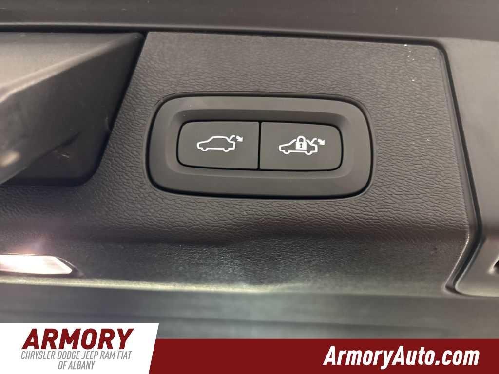 2024 Volvo XC60 Plus Dark Theme