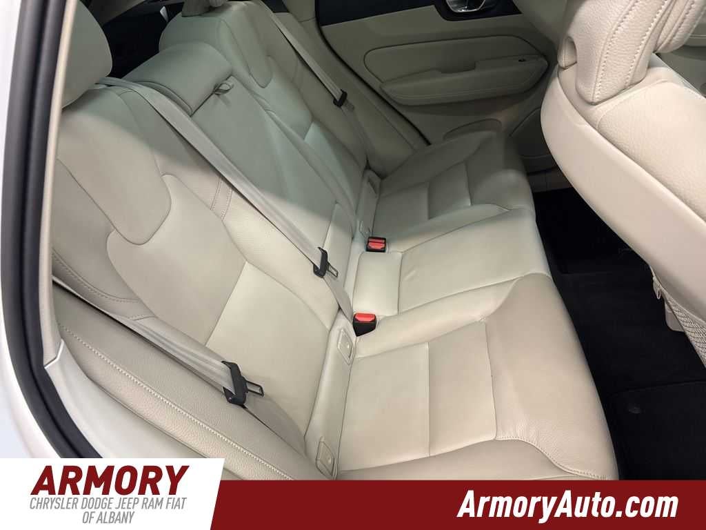 2024 Volvo XC60 Plus Dark Theme