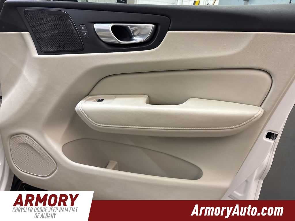 2024 Volvo XC60 Plus Dark Theme