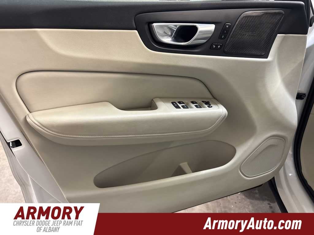 2024 Volvo XC60 Plus Dark Theme