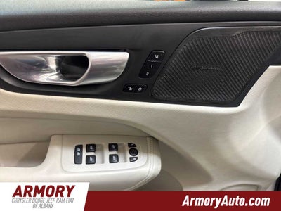 2024 Volvo XC60 Plus Dark Theme