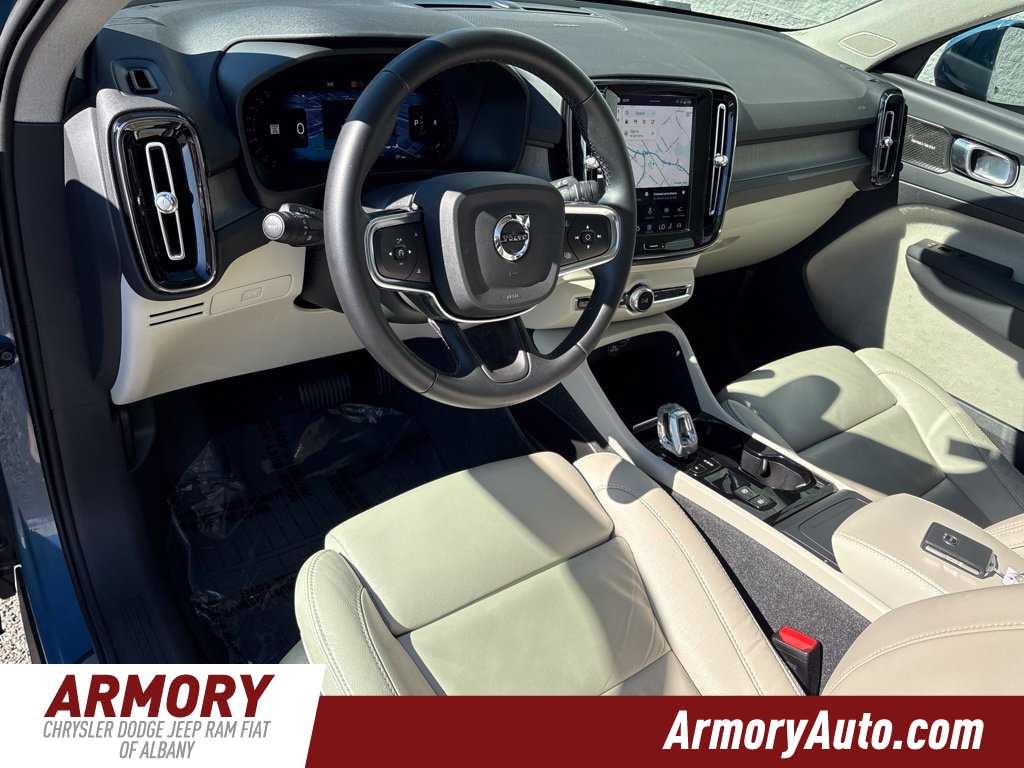 2023 Volvo XC40 Ultimate Bright Theme