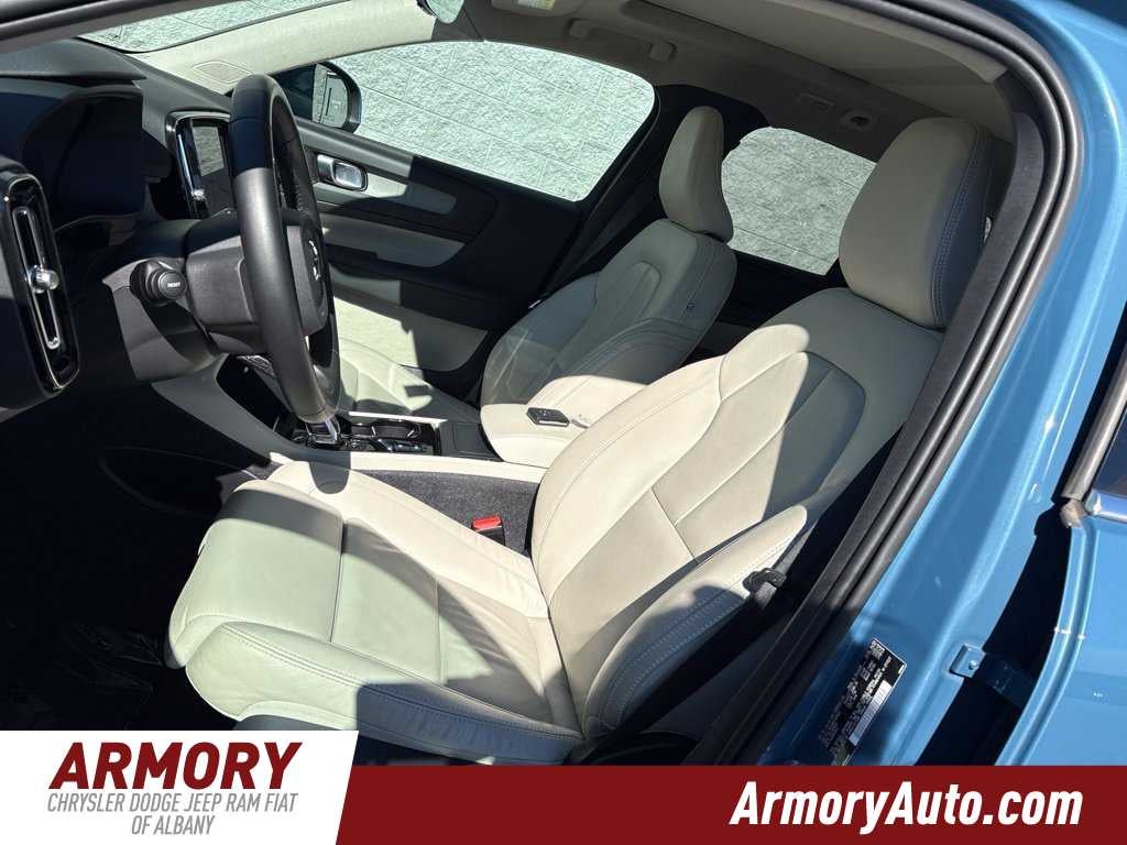2023 Volvo XC40 Ultimate Bright Theme