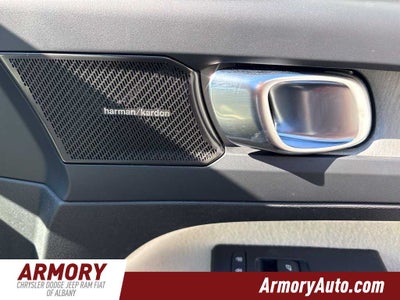 2023 Volvo XC40 Ultimate Bright Theme
