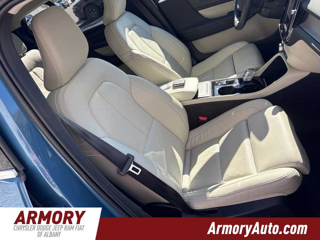 2023 Volvo XC40 Ultimate Bright Theme