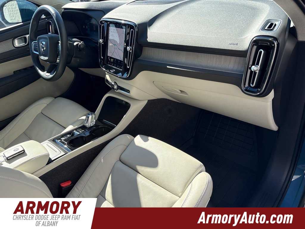 2023 Volvo XC40 Ultimate Bright Theme