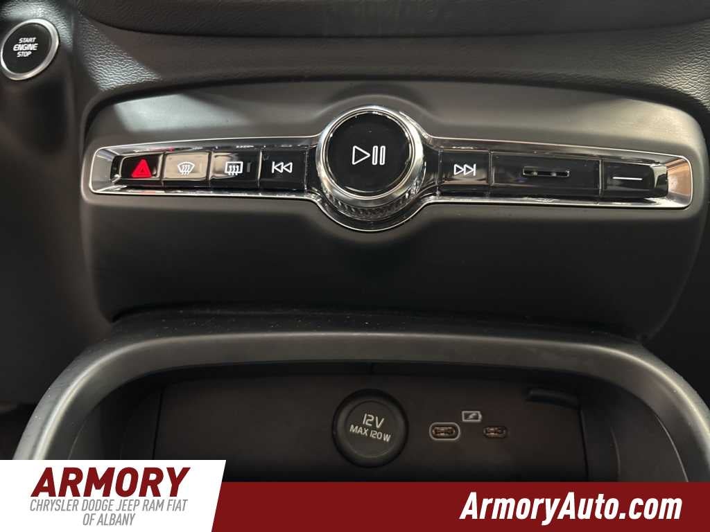 2023 Volvo XC40 Core