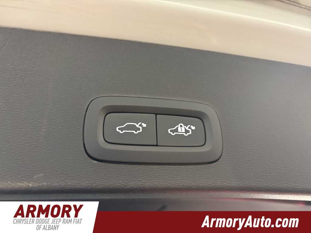 2023 Volvo XC40 Core