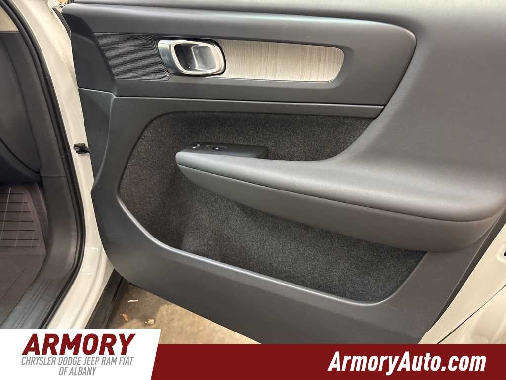 2023 Volvo XC40 Core