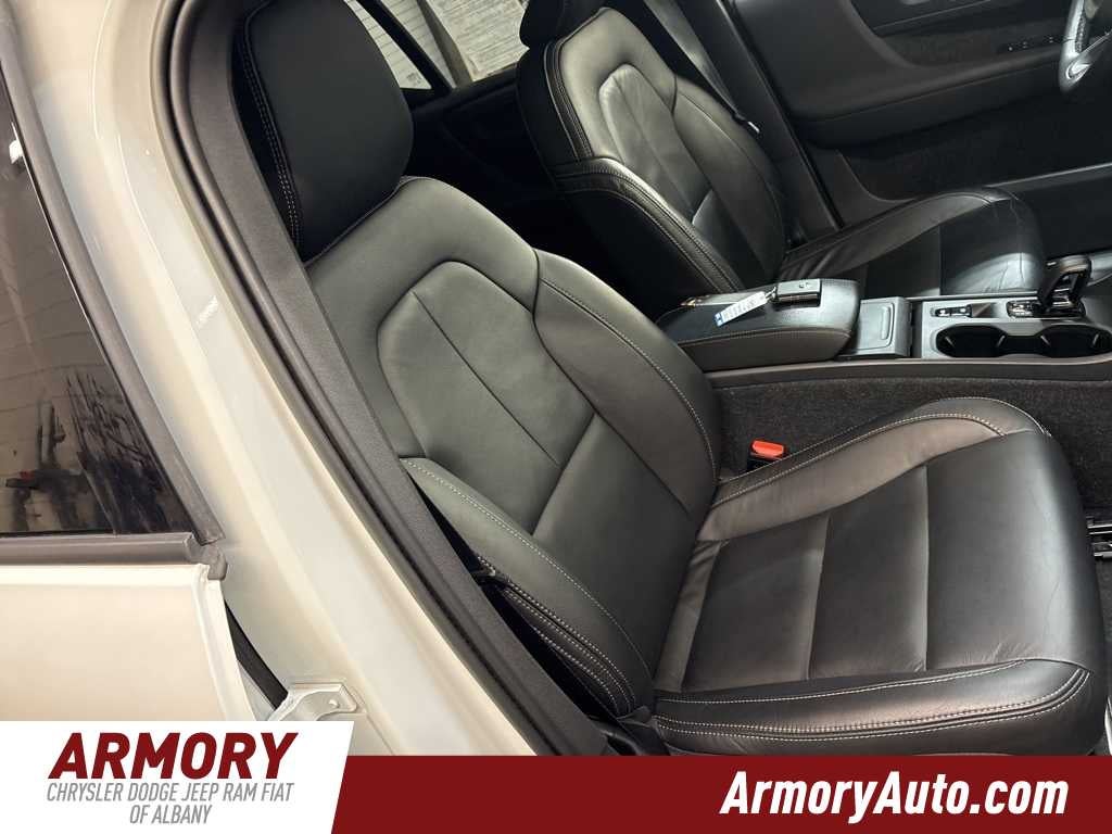 2023 Volvo XC40 Core